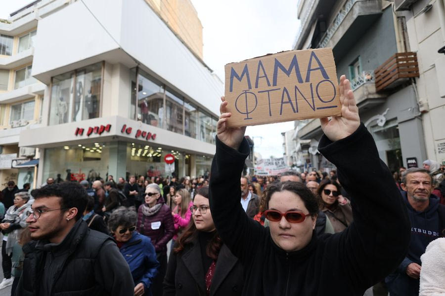 «Κατεβάζουν ρολά» τα καταστήματα στο Ηράκλειο για τα Τέμπη