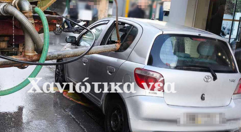 Ένα ασυνήθιστο τροχαίο στα Χανιά: Εξάρτημα από βυτιοφόρο «καρφώθηκε» σε ΙΧ