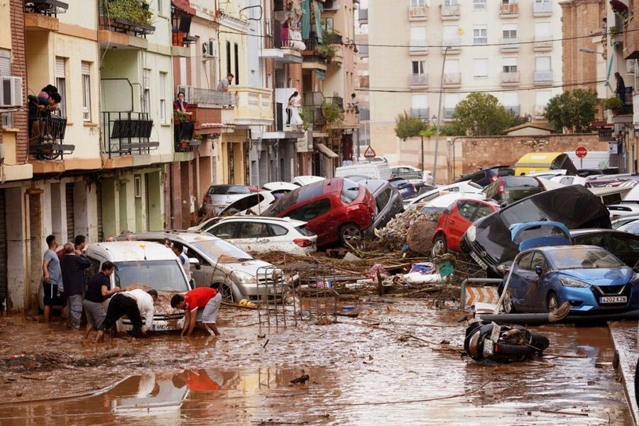 Ισπανία: Xορηγεί νομικό καθεστώς σε 25.000 μετανάστες που επλήγησαν από τις πλημμύρες στη Βαλένθια