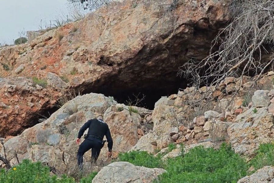 Βούλα: Εντοπίστηκε νεκρή γυναίκα έξω από νεκροταφείο