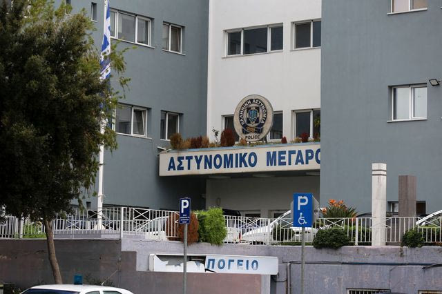 Χανιά: Μπήκε στο αστυνομικό μέγαρο με ψαροντούφεκο