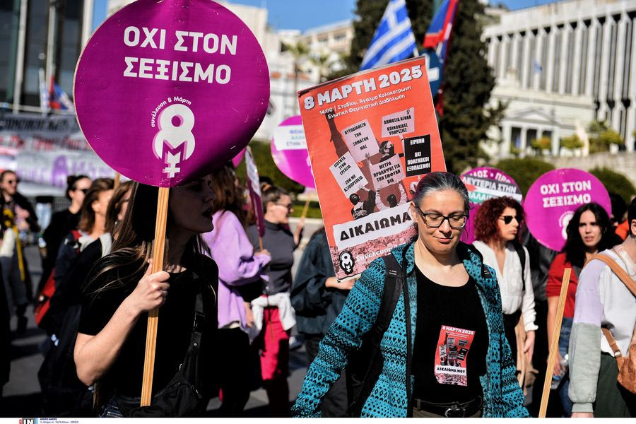 Πορεία για την Ημέρα της Γυναίκας με πολλαπλά μηνύματα στην Αθήνα – Φωτογραφίες