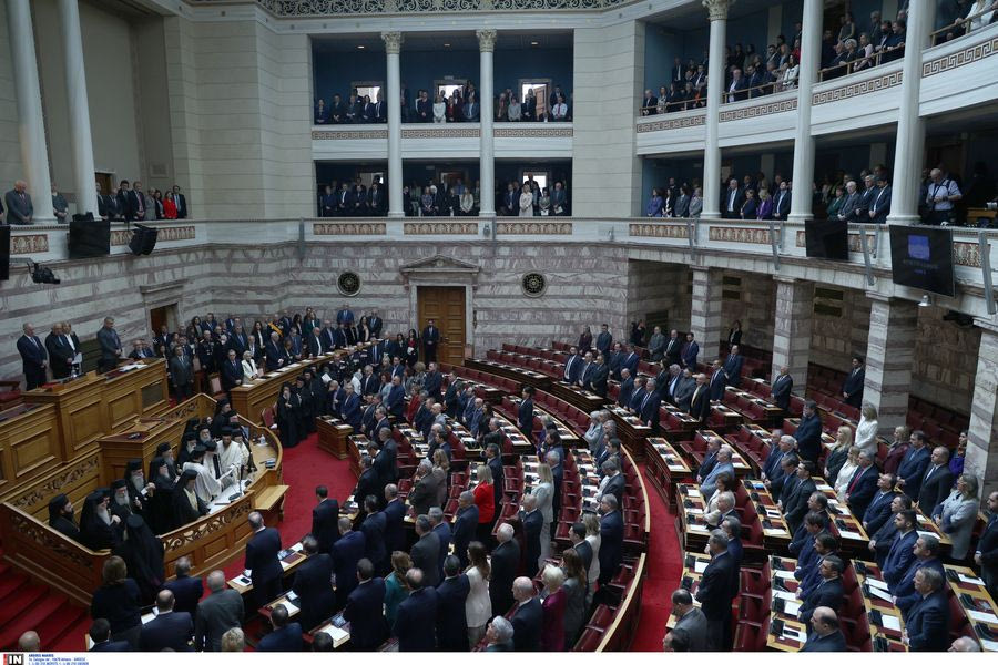 Πρόεδρος όλων ή των… μισών Ελλήνων;