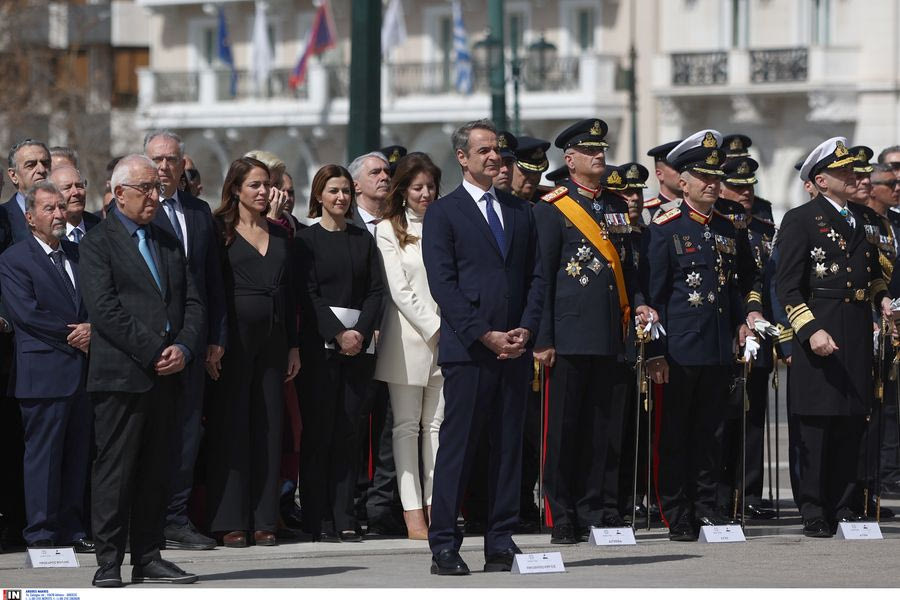 Υπόκλιση του Κ. Μητσοτάκη μπροστά από τα ονόματα των 57 θυμάτων των Τεμπών