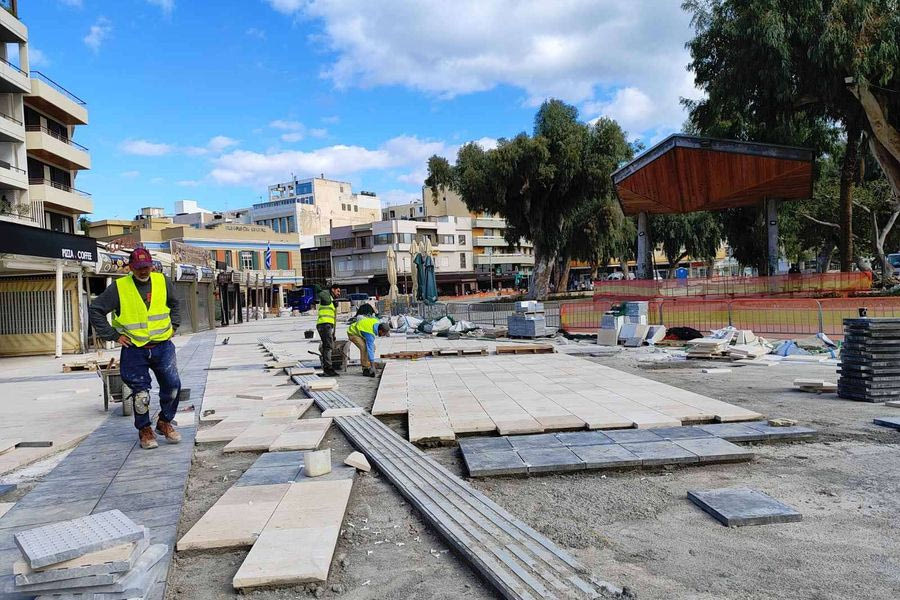 Πυρετώδεις εργασίες στην Πλατεία Ελευθερίας