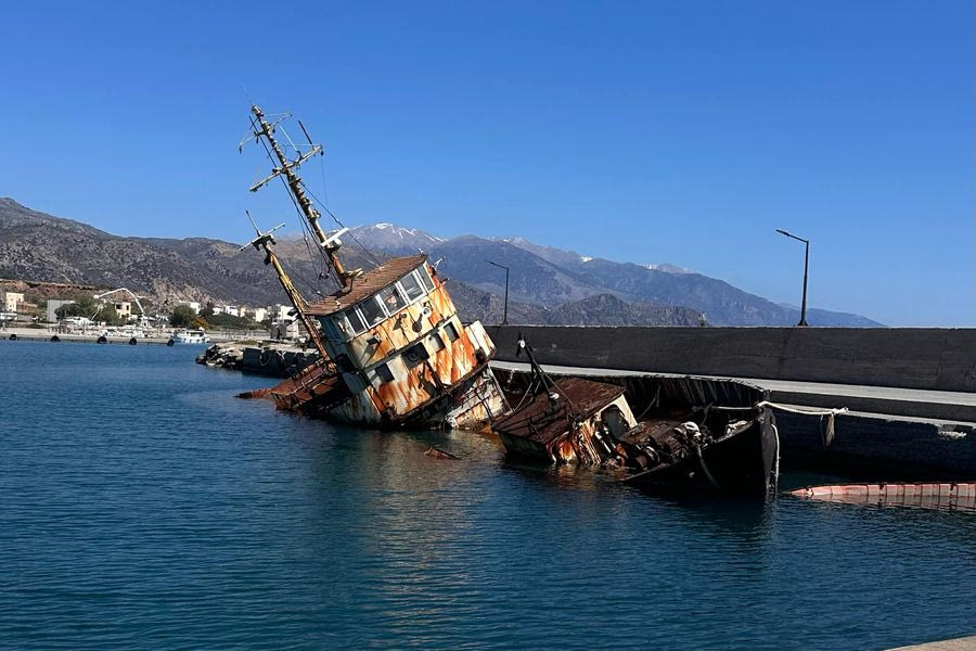 Κατασχεμένα Πλοία στη Μαρίνα της Παλαιόχωρας: Εγκατάλειψη και Ρύπανση