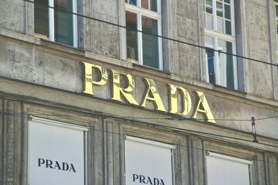 H Prada προσφέρει 1,5 δισ. ευρώ για να αγοράσει τη Versace