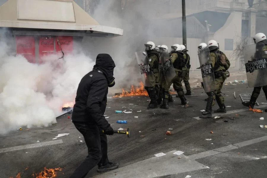 Για κακούργημα οι συλληφθέντες για τα επεισόδια στο Σύνταγμα – Στο αυτόφωρο μέλη του «Ρουβίκωνα» για το πανό στην Hellenic Train