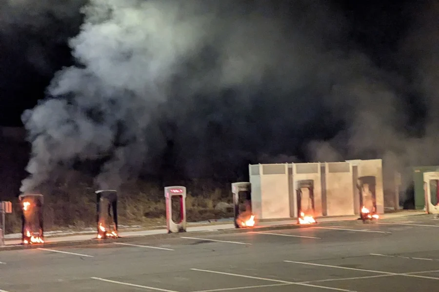 Μολότοφ και εμπρησμοί κατά της Tesla: Η οργή κατά του Μασκ φουντώνει