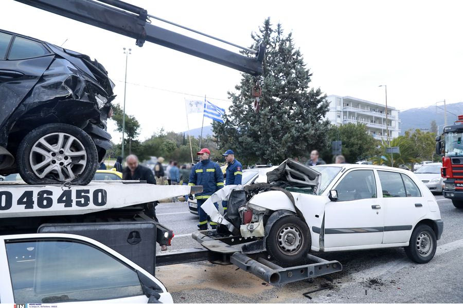 Οικογενειακή τραγωδία στην Κατεχάκη: Νεκροί ο 91χρονος οδηγός, η σύζυγος και ο γιος στην καραμπόλα