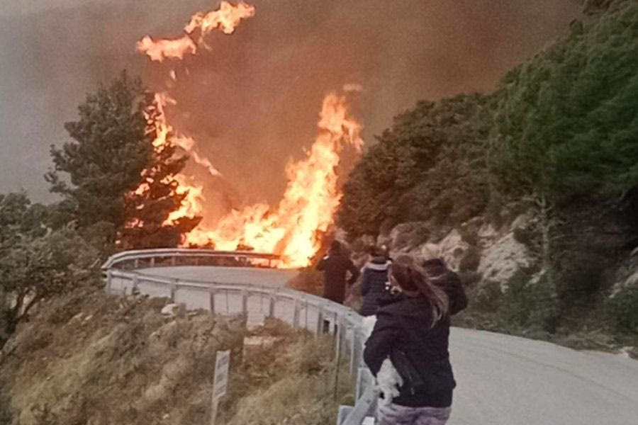 Φωτιά στη Λευκάδα – Μήνυμα του 112, εκκενώνουν τον Άγιο Νικήτα