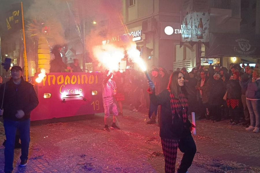 Ρεθεμνιώτικο καρναβάλι: Ξεφάντωμα στη νυχτερινή παρέλαση! Δείτε φωτογραφίες και βίντεο