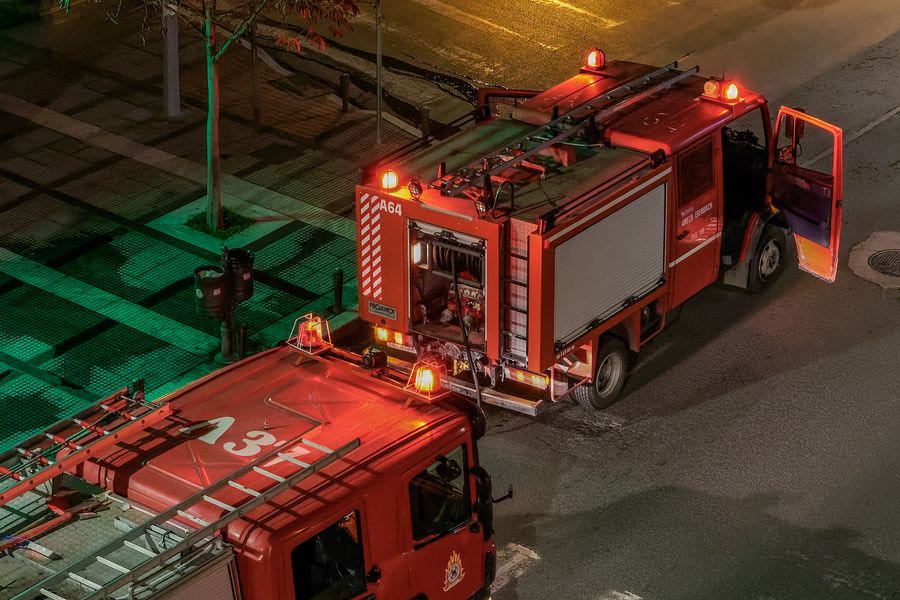 Πυρκαγιές σε επαγγελματικούς χώρους σε Παλλήνη και Πέραμα τα ξημερώματα