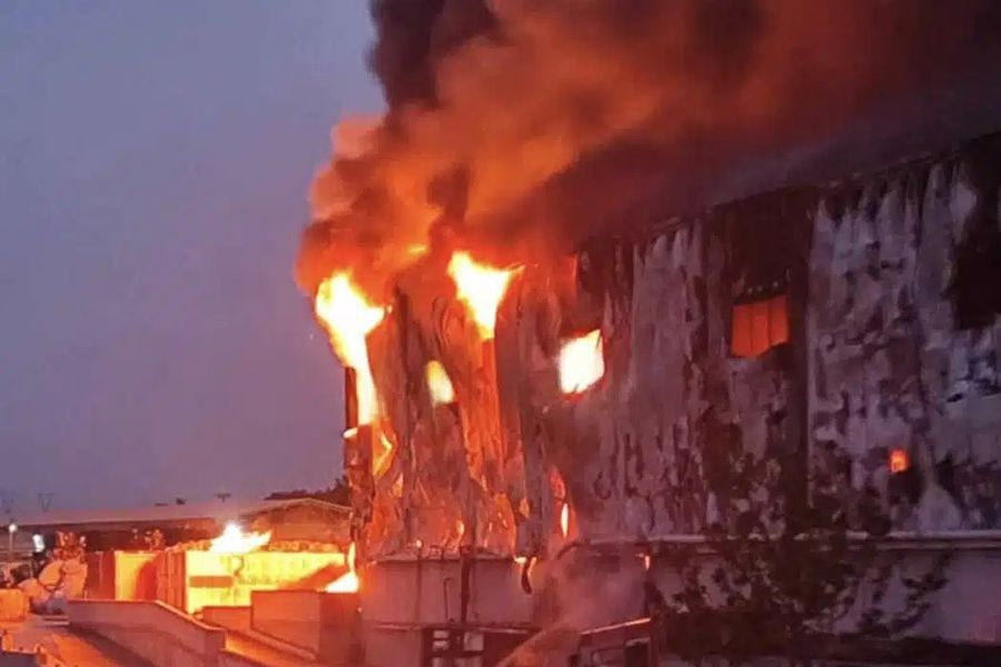 Ριτσώνα: Εργοστάσιο ανακύκλωσης καίγεται ολοσχερώς – 112 για τους πυκνούς καπνούς