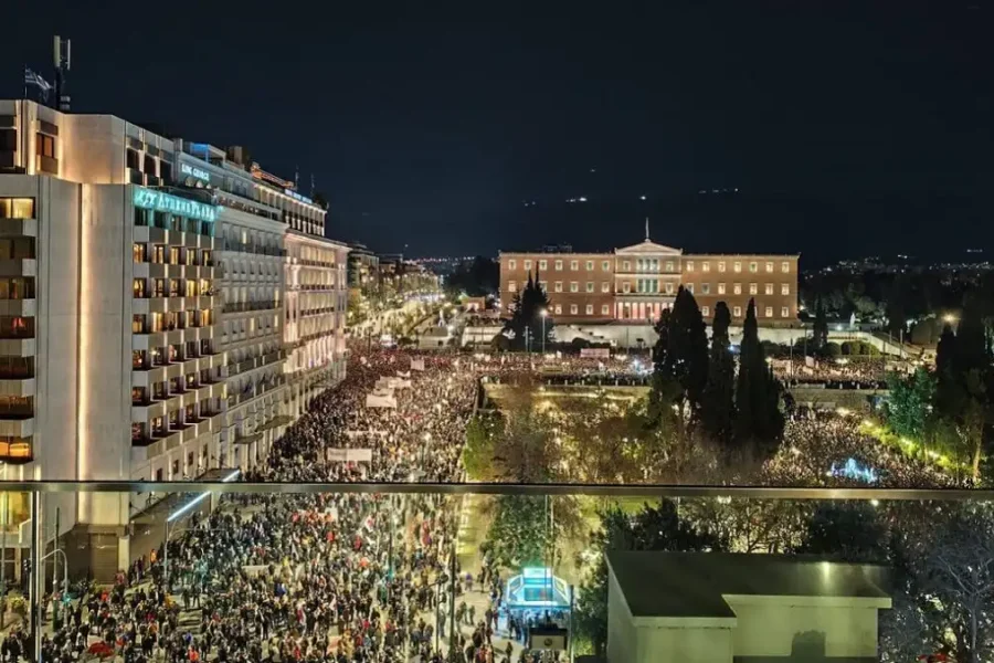 Τέμπη: Χιλιάδες κόσμου στο Σύνταγμα – Φαναράκια στον ουρανό για τις 57 ψυχές