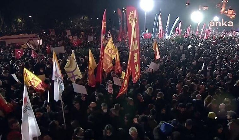 Ιμάμογλου: Με διαδηλώσεις και αποχή από τα μαθήματα συνεχίζουν οι φοιτητές