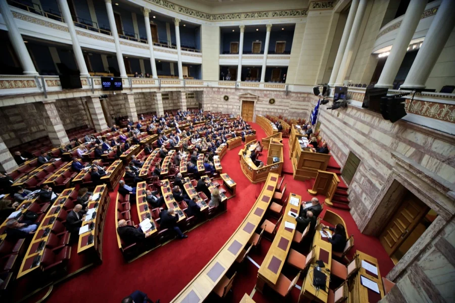 Πρόταση δυσπιστίας: Δείτε live τη δεύτερη μέρα της συζήτησης στη Βουλή