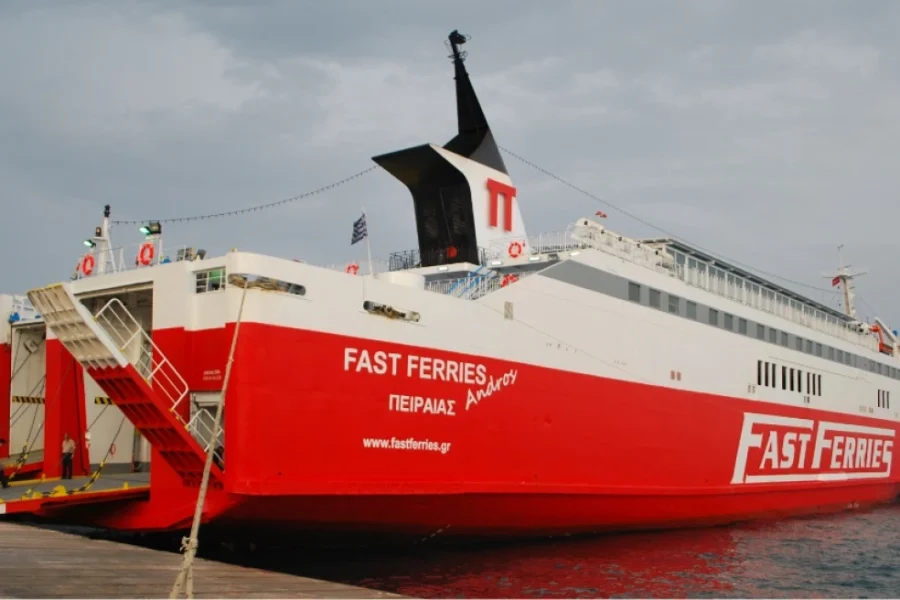 Μηχανική βλάβη στο «Fast Ferries Andros» στο λιμάνι της Μυκόνου