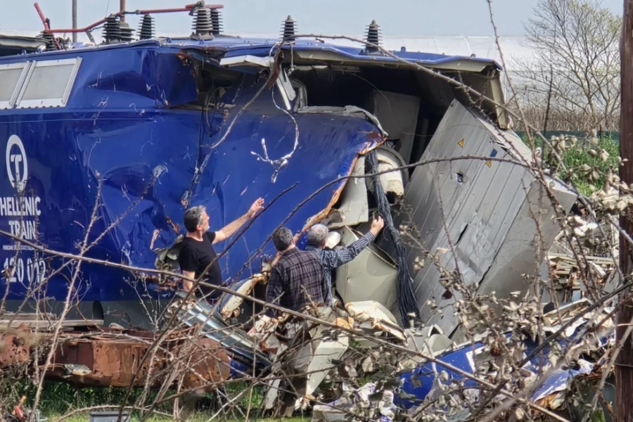 Τέμπη: Στο Κουλούρι εφέτης ανακριτής, κλιμάκιο της Πυροσβεστικής και μεταλλουργός