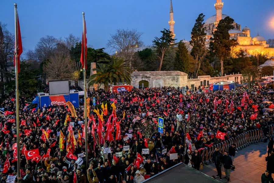 Μαζικά στο πλευρό του Ιμάμογλου διαδηλωτές στην Κωνσταντινούπολη