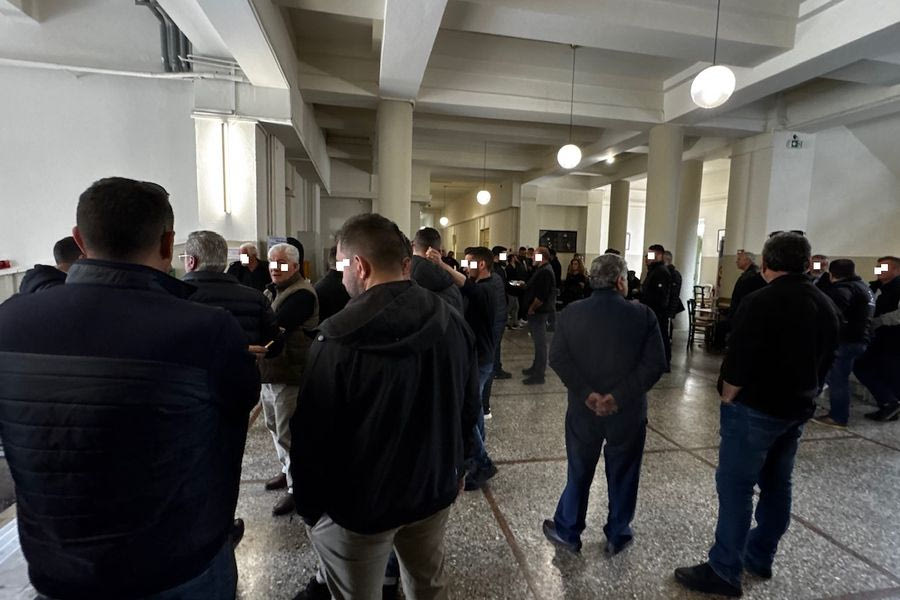 Κόσμος στα δικαστήρια για την απολογία του 29χρονου για την επίθεση σε οδηγό ΤΑΞΙ